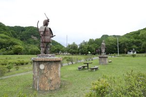 義経像・弁慶像