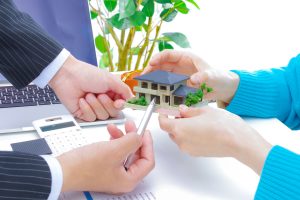 住まいの話し合いをする男女の手元