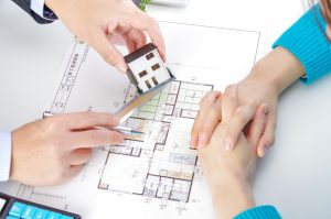 住まいの相談をする男女の手元