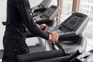トレーニングをする男性