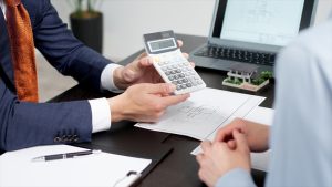 不動産の見積を提示する男性