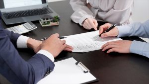 住まいの相談をする男女