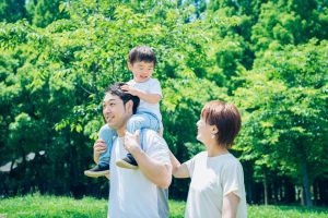 森を散歩する家族